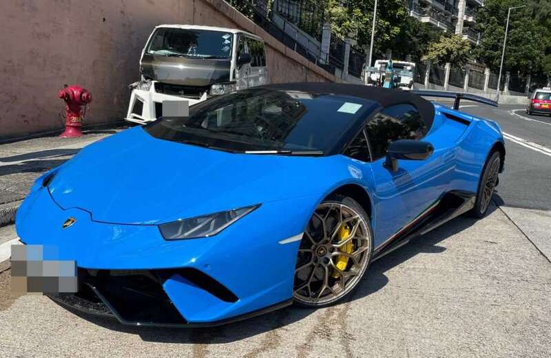 Watch as driver of £250,000 Lamborghini loses control on busy road