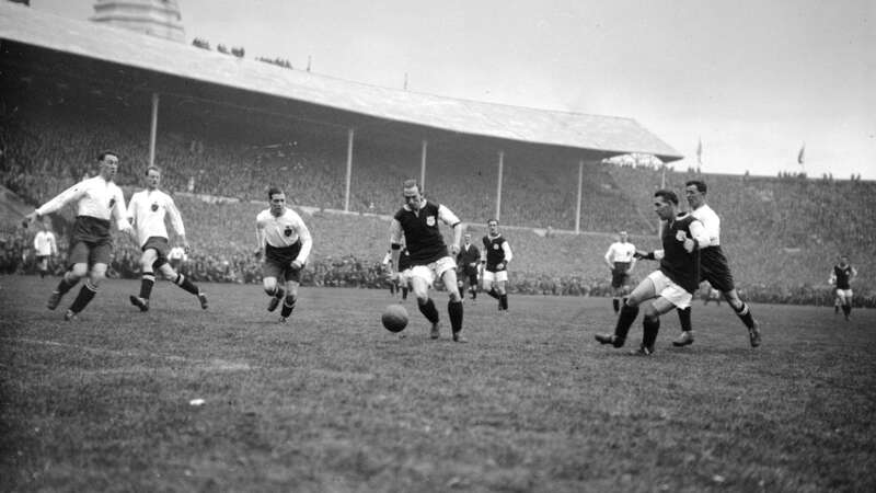 David Jack (centre) with his Arsenal team-mates in around 1932 (Image: Bob Thomas/Popperfoto via Getty Images/Getty Images)