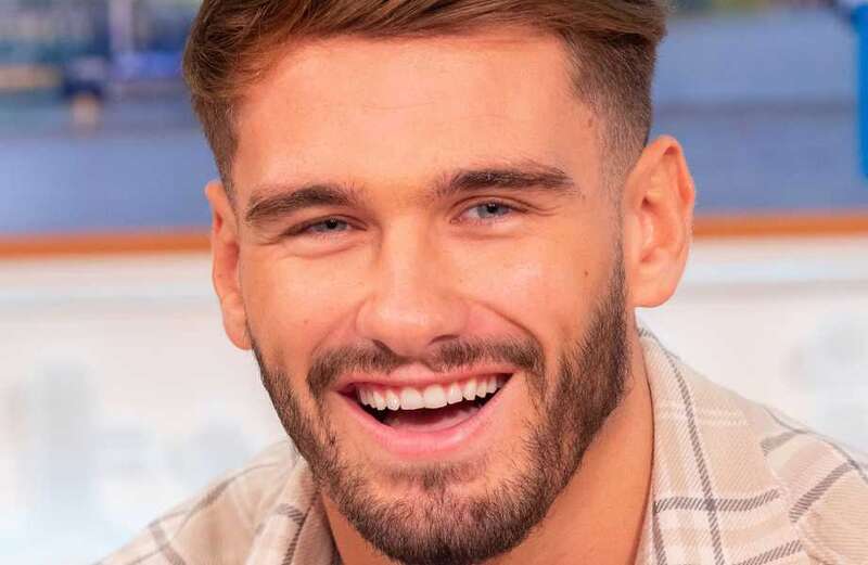 Love Island's Jacques O’Neill makes a move on Anna-May Robey