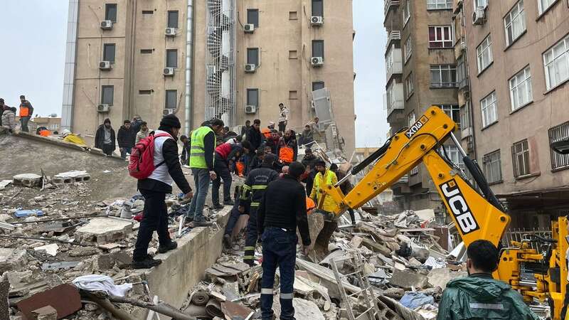 Rescue teams search for survivors in Turkey (Image: Anadolu Agency via Getty Images)