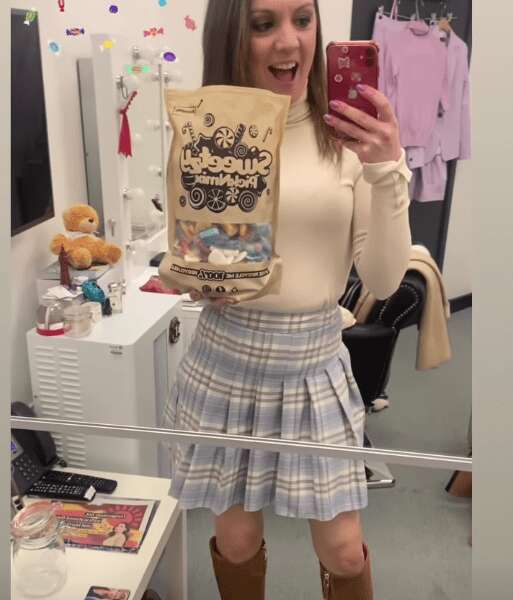 GMB’s Laura Tobin flashes her tanned legs in miniskirt in dressing room selfie