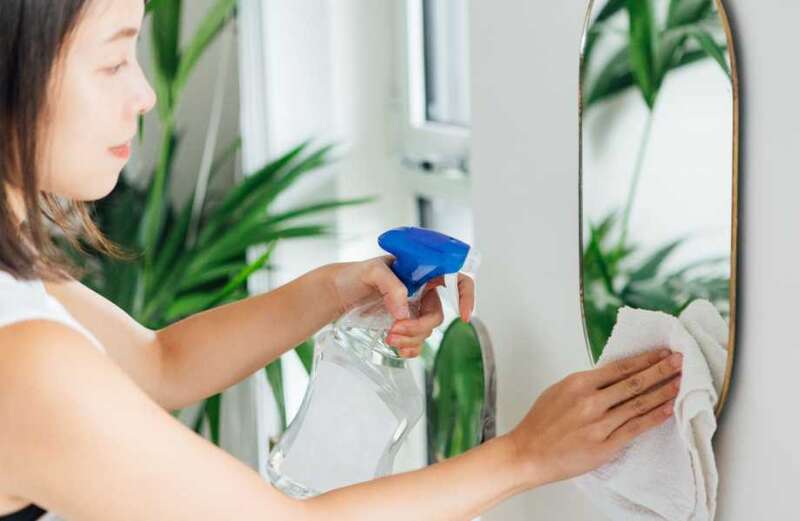 All the tips you need to clean mirrors and windows without streaks