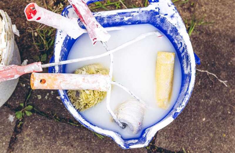 How to clean paint rollers and brushes