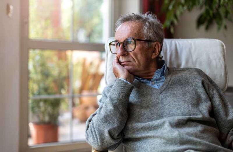 What are the early signs of dementia and how can it be treated?