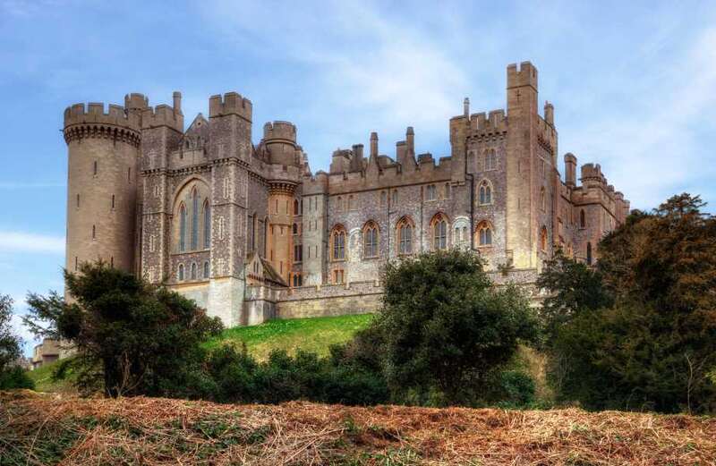 Who lives in Arundel Castle and where is it?