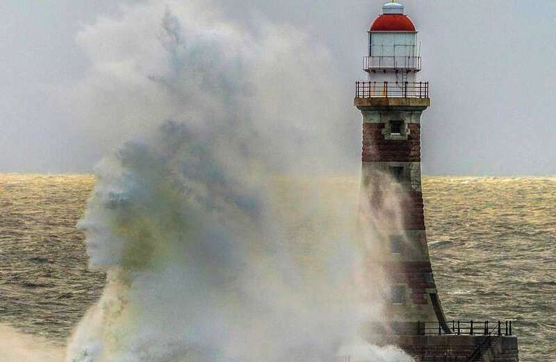 Incredible photo shows 150ft wave with uncanny likeness to beloved late Queen