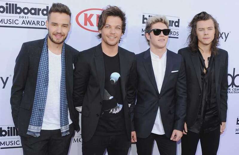 Harry Styles sparks One Direction reunion rumours posing in band t-shirt