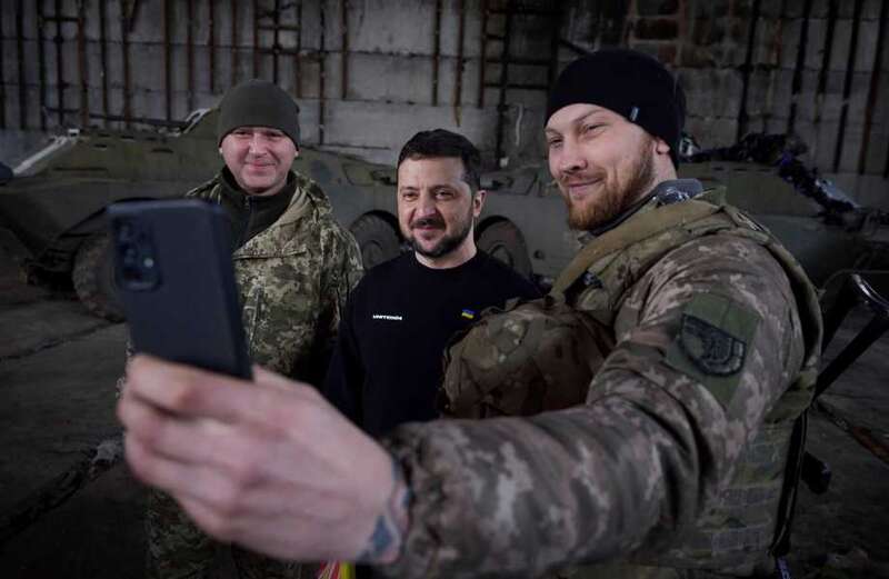 Zelensky poses with soldiers & praises 'historic' efforts defending Bakhmut