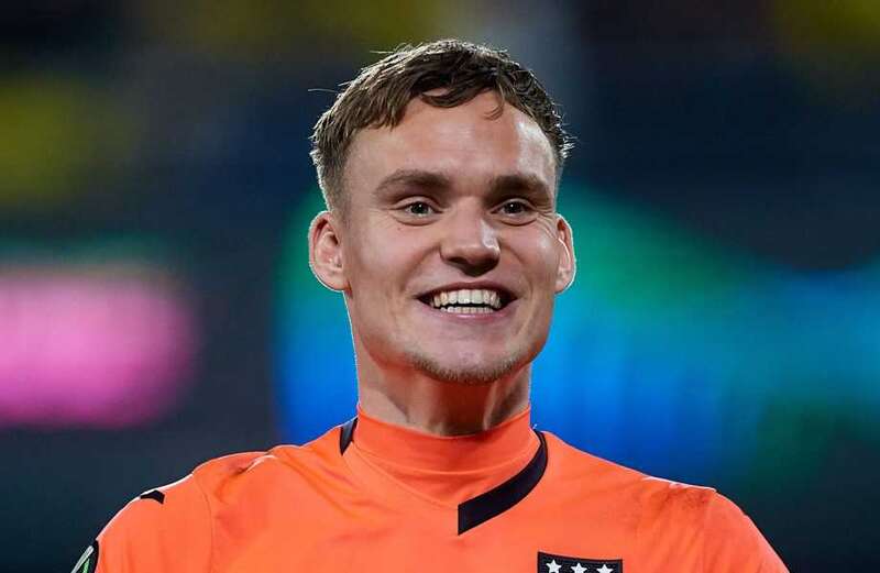 Burnley line up £15m Man Utd-linked goalkeeper Bart Verbruggen transfer