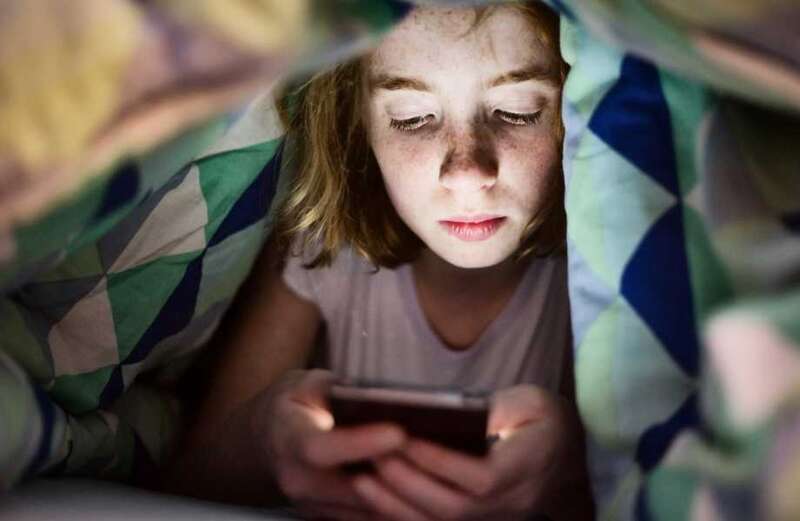 Smartphones should be banned for under-16s, insist experts