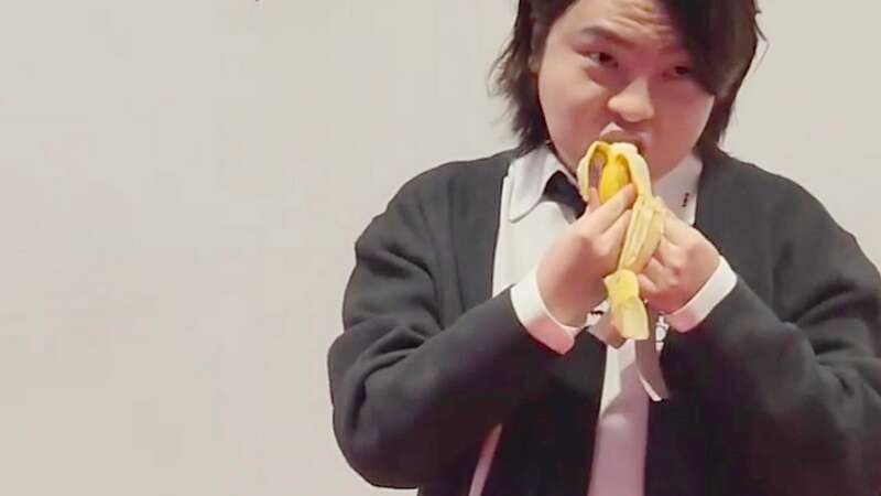 Noh Huyn-soo took the banana from the wall and ate it (Image: shwan.han/Instagram)