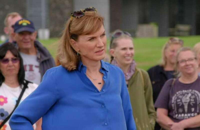 Antiques Roadshow’s Fiona Bruce  left ‘baffled’ by expert’s bizarre display