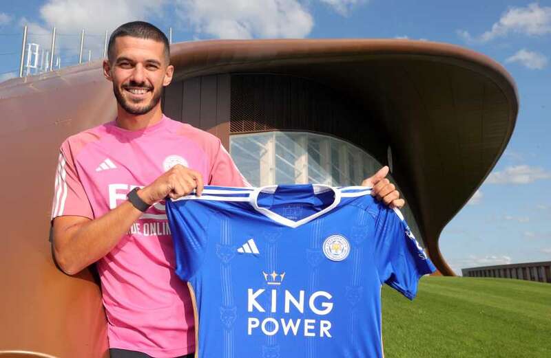 Leicester man reveals âpart of signing picture you donât seeâ in Coady snap