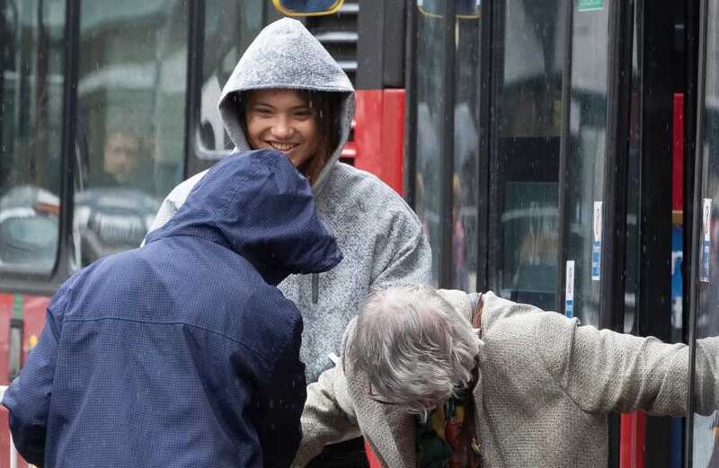 Emma Raducanu helps elderly couple off bus as she recovers from wrist injury