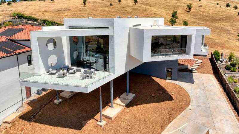 The futuristic looking house can be seen from Highway 50 in California (Image: Snapaprop.tours)