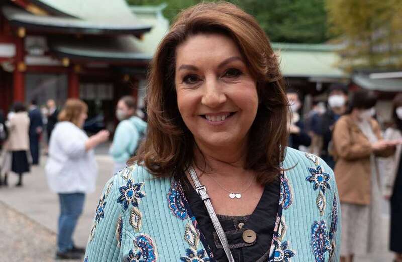 Jane McDonald fans have a burning question as she parades ‘ageless’ figure