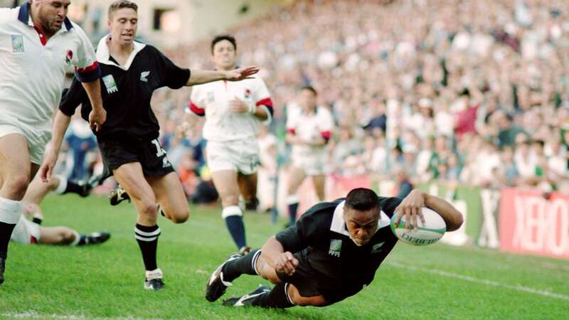 18 Jun 1995: Jonah Lomu of New Zealand dives over for the try during the 1995 Rugby World Cup match between England and New Zealand played in Cape Town, South Africa. New Zealand beat England 45 - 29. (Image: Dave Rogers /Allsport)