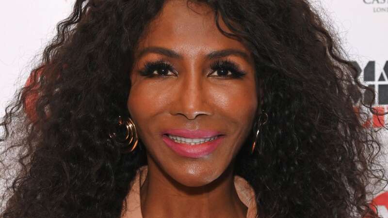 Sinitta having 