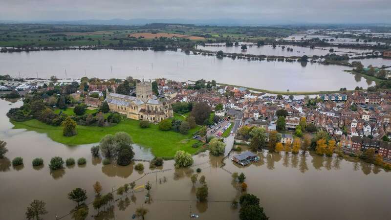 Submerged cars near Tewkesbury Abbey (Image: Tom Maddick / SWNS)