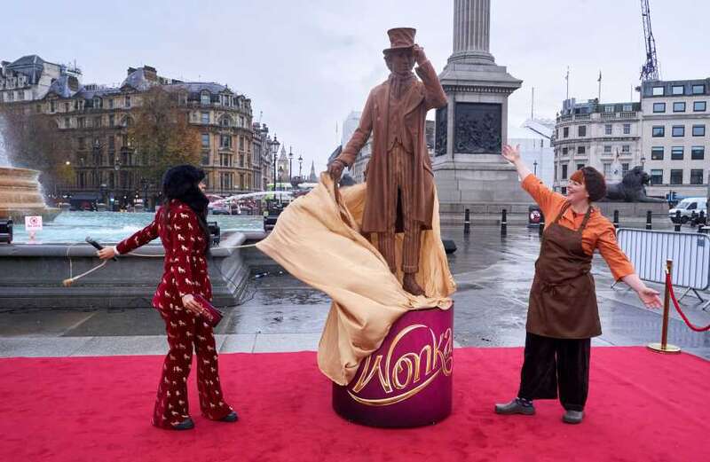 Master sculptor carves a life-sized Willy Wonka using 100kg of chocolate