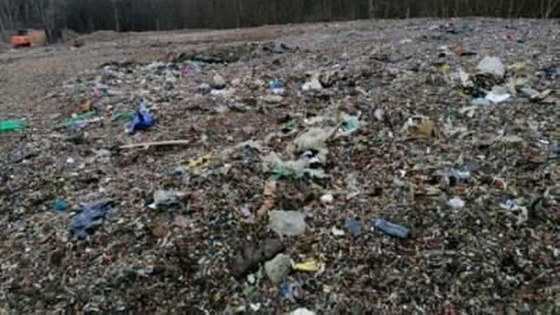 Rubbish piles in Hoad