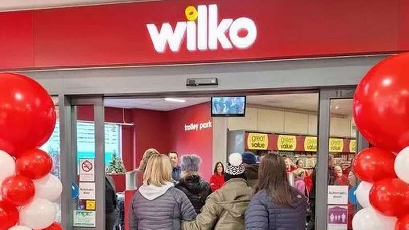 Wilko shoppers queuing outside the new Plymouth store (Image: PlymouthLive/BPM)