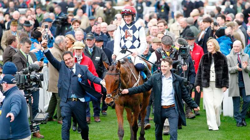 David Manasseh (left) leads in Ballyburn (Image: RACINGFOTOS.COM)