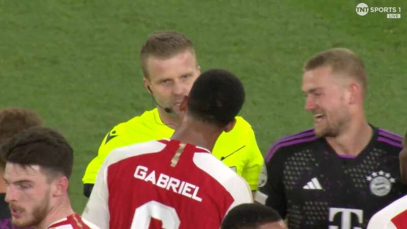 Referee Glenn Nyberg speaks to the Arsenal players (Image: TNT Sports)