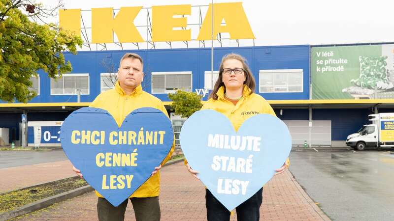 Activists outside IKEA in Zlicin near Prague (Image: © Greenpeace / Marta Janko)