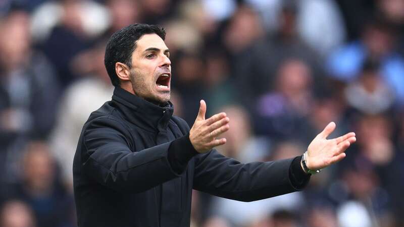 Mikel Arteta gives the team instructions (Image: Clive Rose)