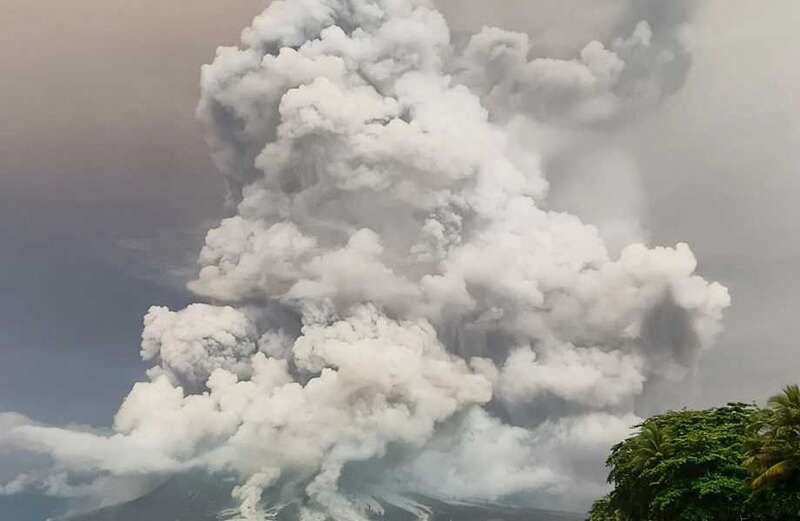 Watch as Mount Ruang erupts beneath strikes of lightning