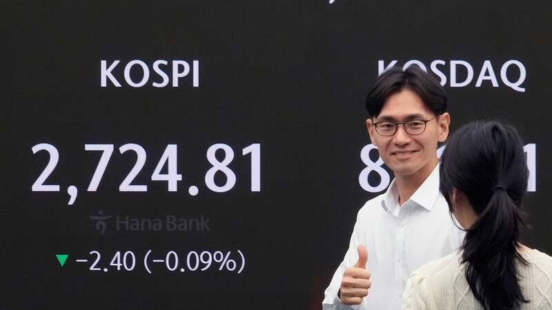 A currency trader gives a thumps up at the foreign exchange dealing room of the KEB Hana Bank headquarters in Seoul, South Korea (Image: Copyright 2024 The Associated Press. All rights reserved.)