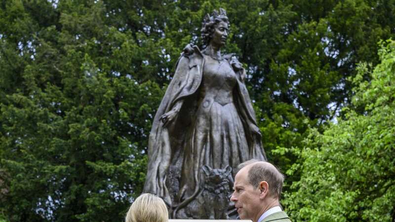 Duke and Duchess Edinburgh reflected at the statue of Queen Elizabeth II (Image: Cover Images)