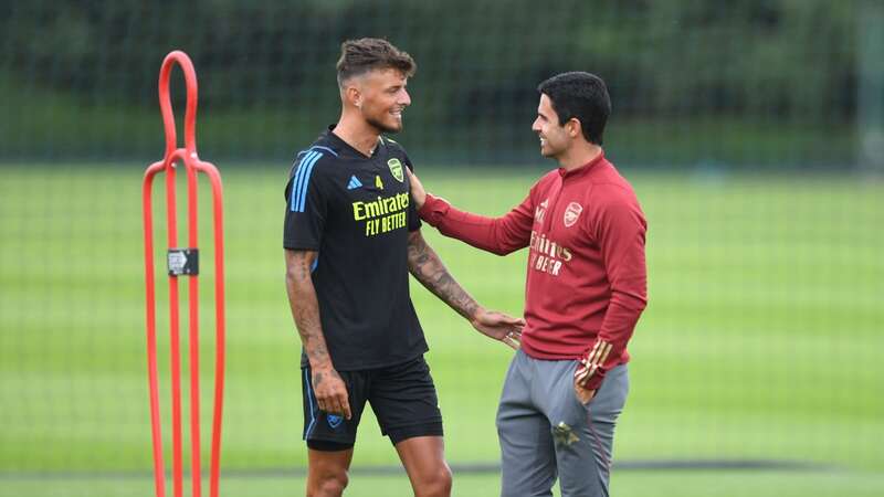 Arsenal manager Mikel Arteta with Ben White during a training session