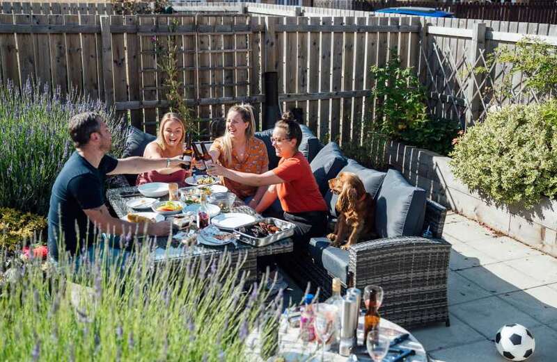 Discover how to create an al fresco dining experience on a budget . . . 