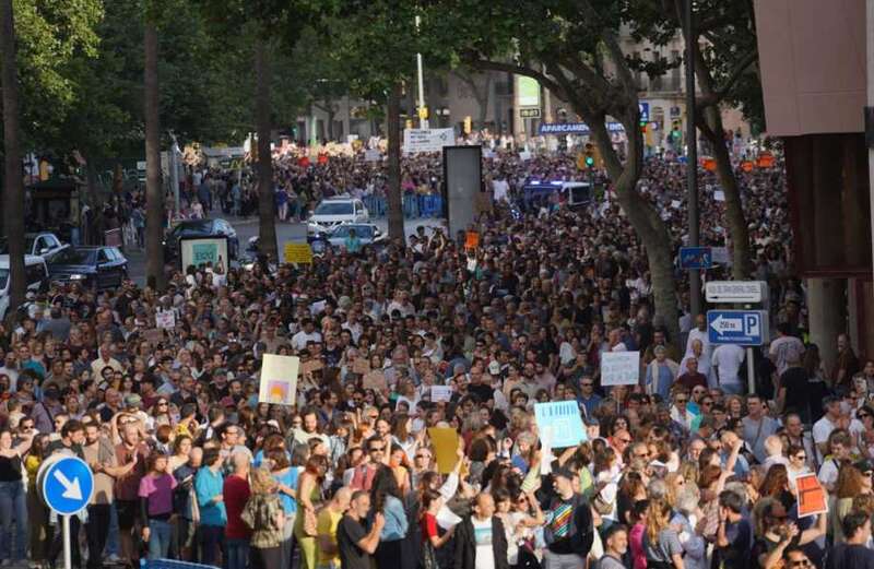 Video shows the moment protesters boo and chant 