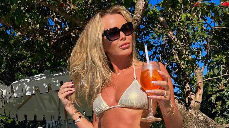 Amanda stripped down to her bikini again and showed off her rock hard abs (Image: Instagram/ @noholdenback)