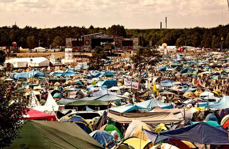 Thousands of attendees managed to enter by sneaking in, while others arrived with fake tickets