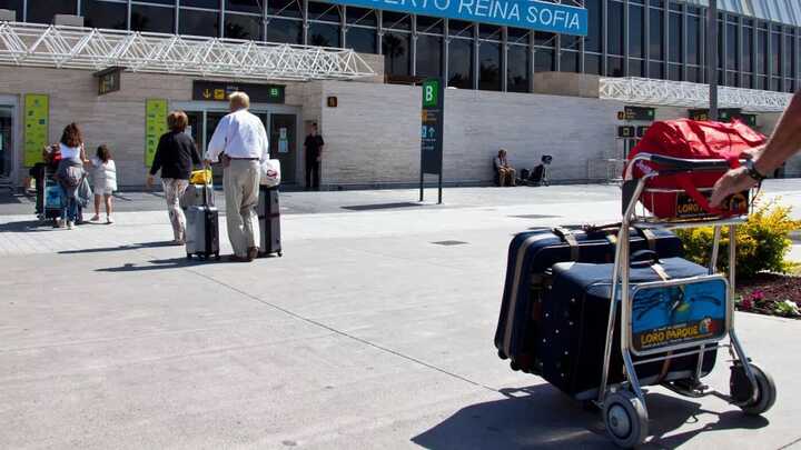 Six arrested from a UK flight following a ’stag party brawl’ on the Tenerife airport tarmac