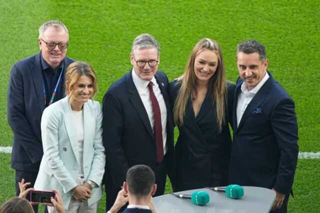 Sir Keir pictured with Karen Carney, Laura Woods and Gary Neville before kick off (Picture: Dave Shopland/Shutterstock)