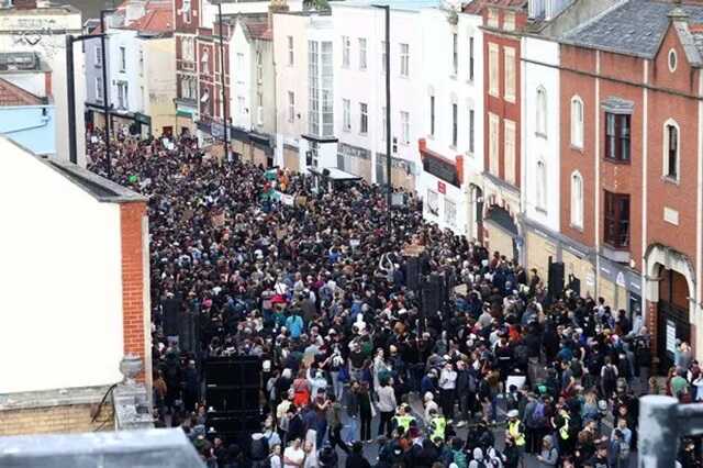 Hundreds have turned out in Bristol ready to face off the far-right amidst fears over another night of violence