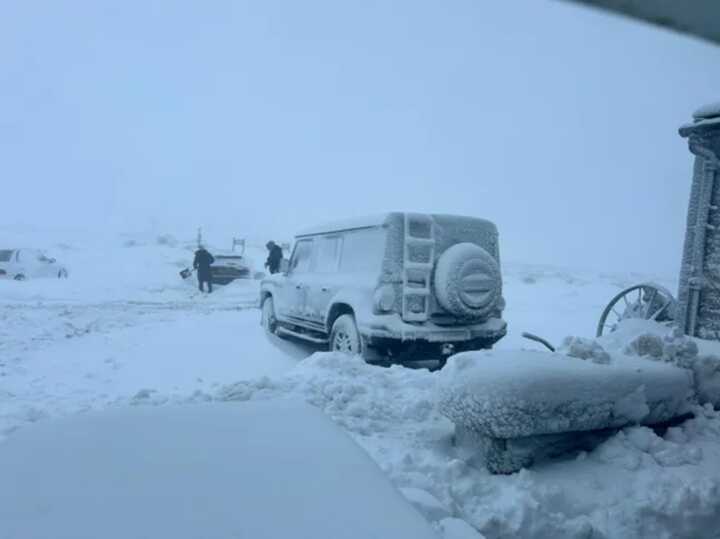 Snowstorm traps 40 people at Britain’s highest pub