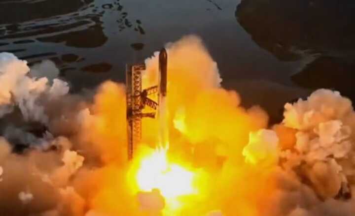 Elon Musk’s rocket explodes after launch, scattering debris and disrupting several flights