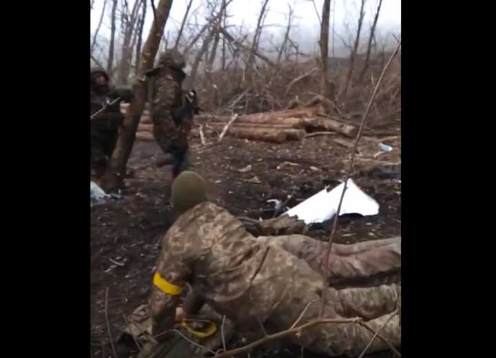 Russian invaders execute six Ukrainian POWs in blatant war crime