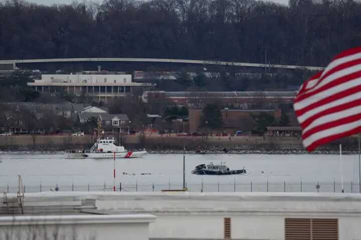 Rescue boats search the waters of the Potomac River. Picture: Alamy