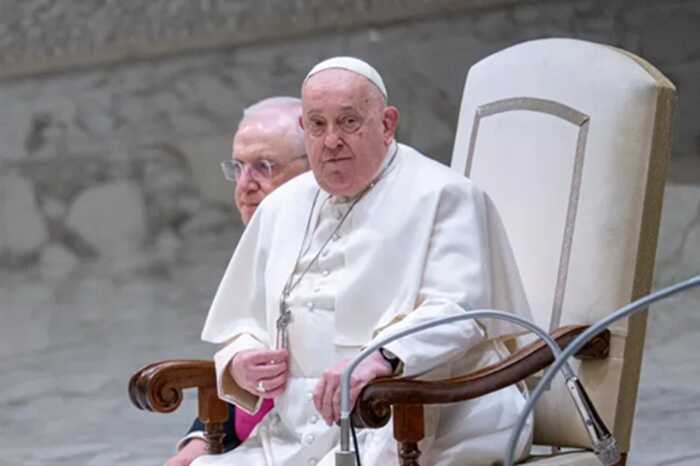 Pope Francis clings to life amid worsening lung infection and blood complications