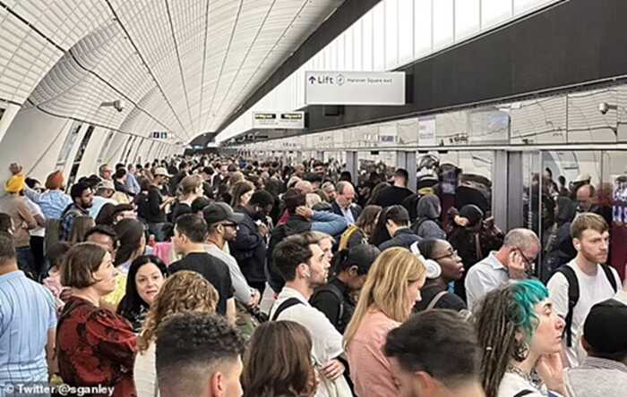 London commuters face disruption as Elizabeth Line suffers major delays