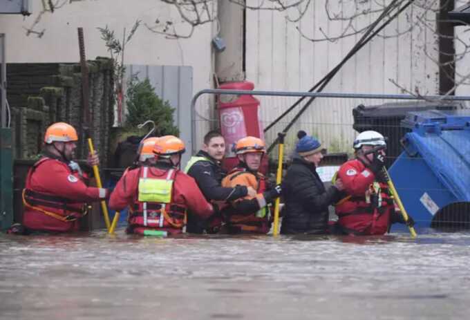Storm Chandra causes floods, travel chaos, and school closures throughout the UK