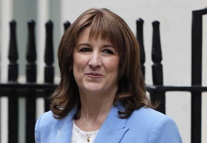 Rachel Reeves faces criticism as concerns increase over a potential impending global economic collapse