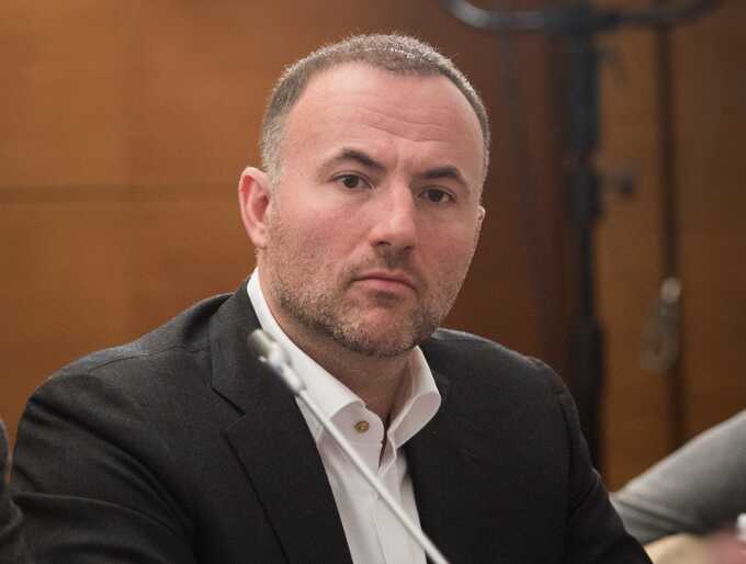 Ineffectual attempt to conceal incriminating evidence: Pavel Fuks, Bekbolat Bekenov, and Evgeny Komrakov desperately remove traces of embezzling hundreds of millions of dollars from Sky House and BTA Bank